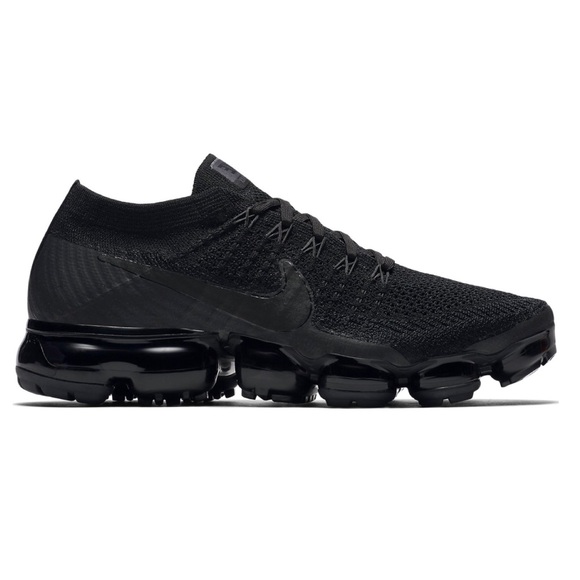 triple black vapormax 1.0